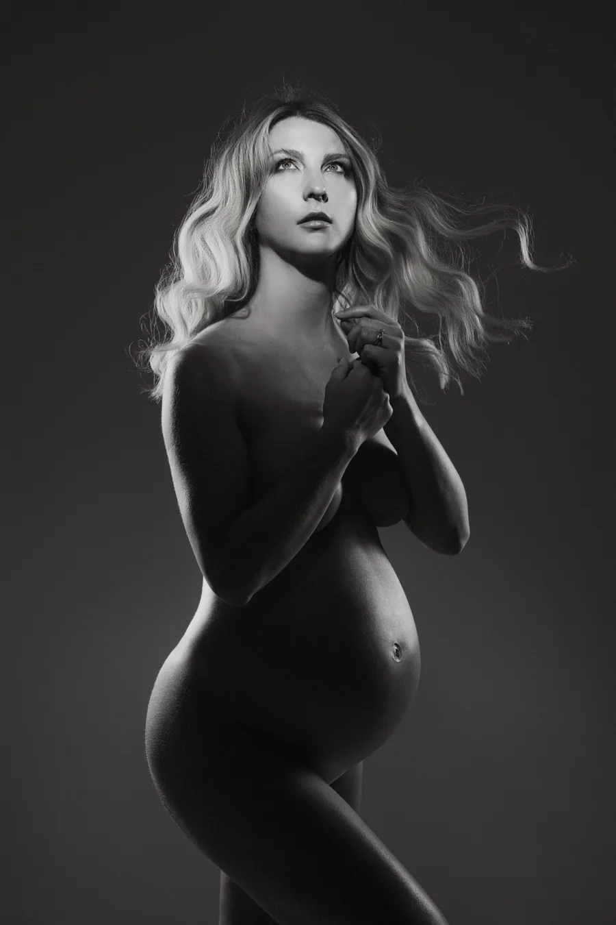 Ritratto fine art in bianco e nero di una donna in attesa